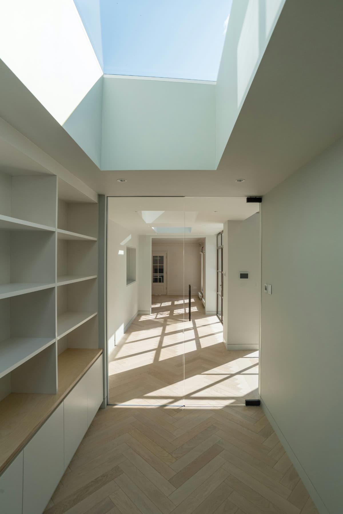 Gerenoveerde woonkamer met modern interieur