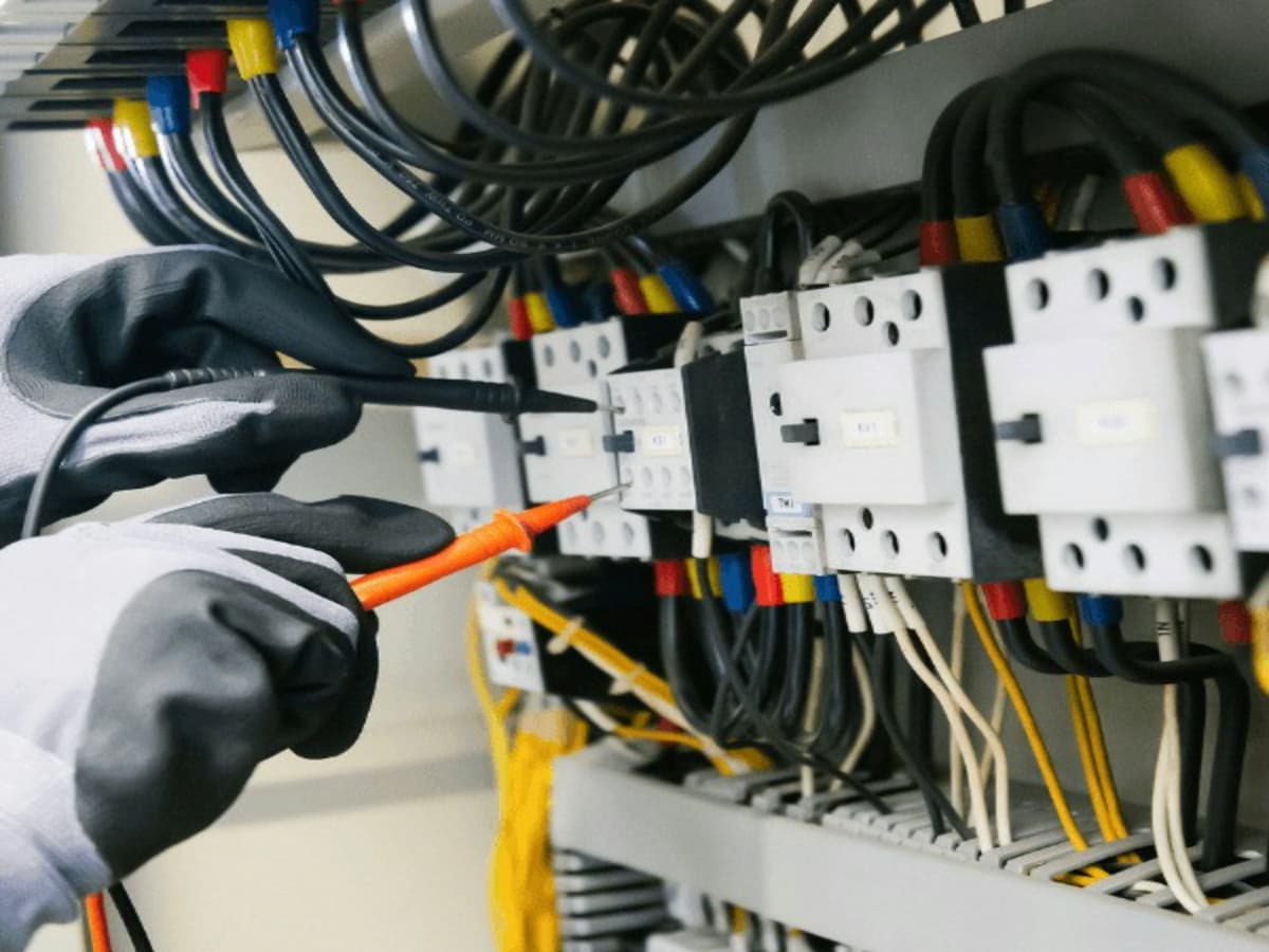 Elektricien werkt aan schakelkast